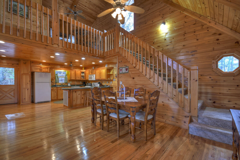 Food & Drinks, Birdhouse on Lake Blue Ridge, Fannin