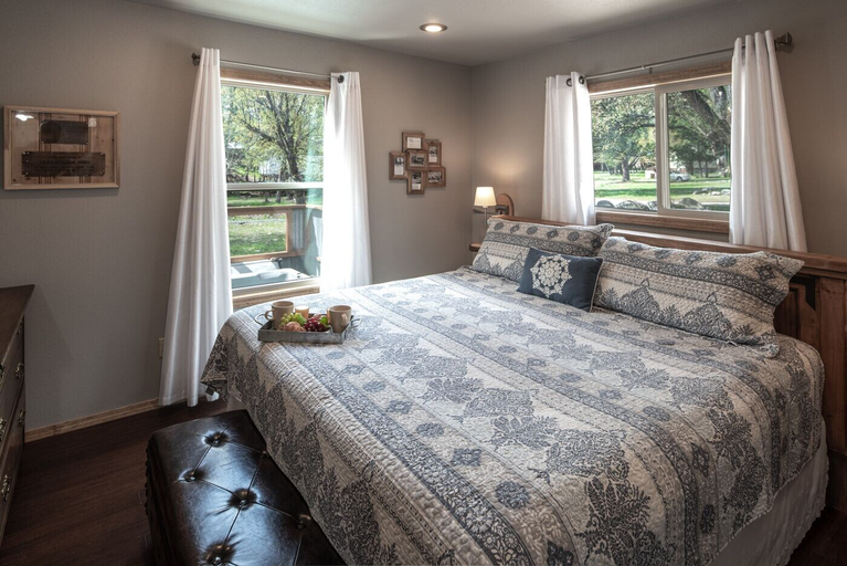 Bedroom 1, Starlight Cabin, Lincoln