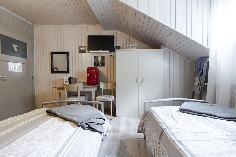 Bedroom 2, B&B Restaurant Le Pernollet, Saint-Maurice