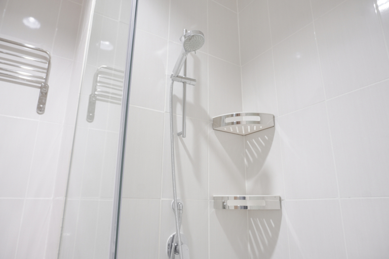 Bathroom 5, Beautiful and Cozy 2BR Samara Suites Apartment By Travelio, Jakarta Selatan