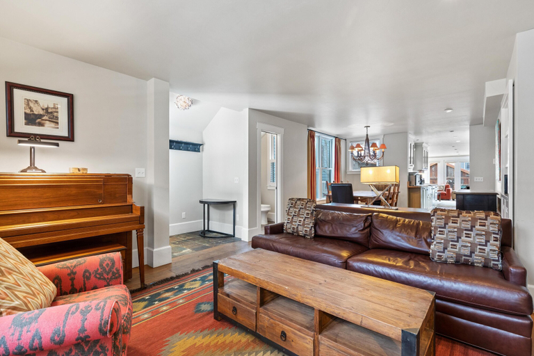 Others 5, Pacific Ave - Cassidy's Quarters, San Miguel