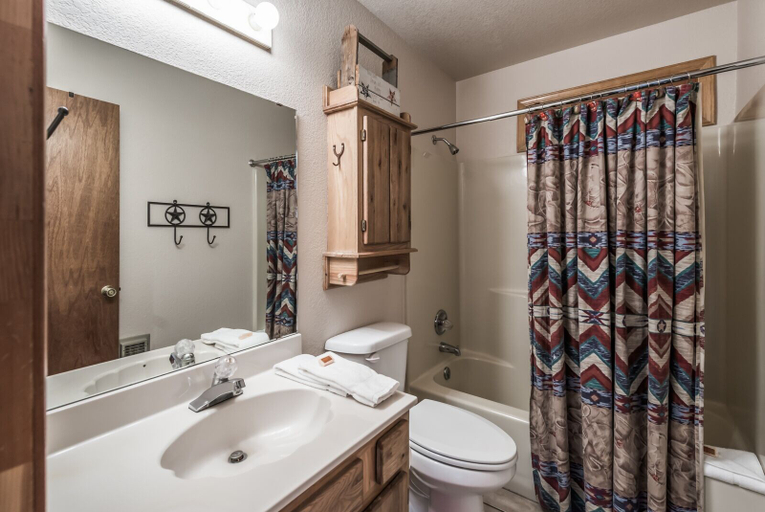 Bathroom 5, Breakaway Cabin - Three Bedroom Cabin, Lincoln