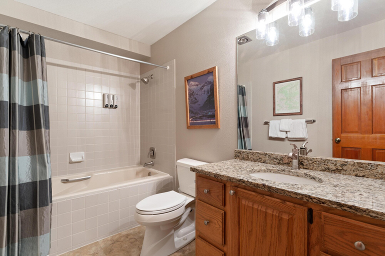 Bathroom, S. Pine St - Riverside Condos A02, San Miguel