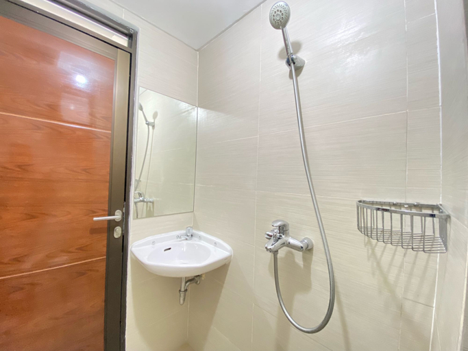 Bathroom 5, Cozy Studio Apartment at Gateway Pasteur By Travelio, Bandung