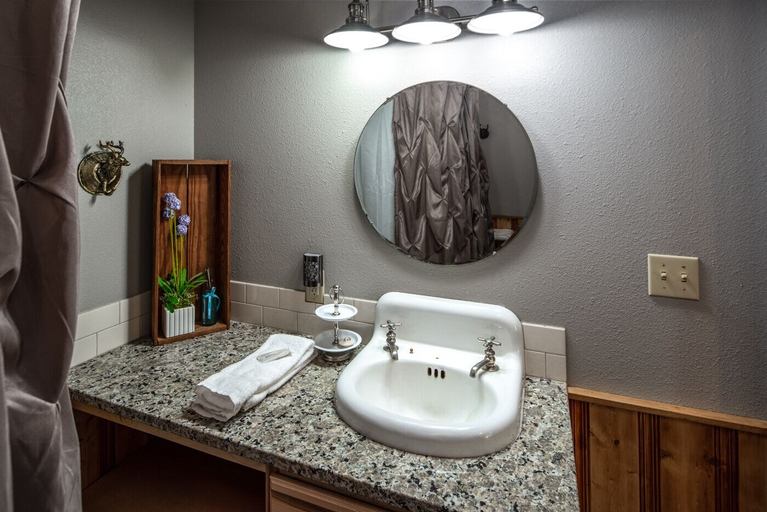 Bathroom 3, Starlight Cabin, Lincoln
