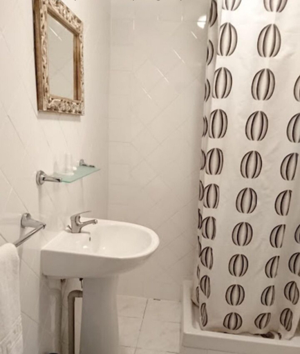 Bathroom 3, Aux Trois Rois, Yonne
