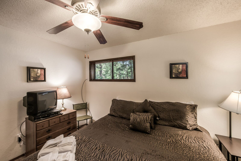 Bedroom 3, Double Shot Cabin, Lincoln