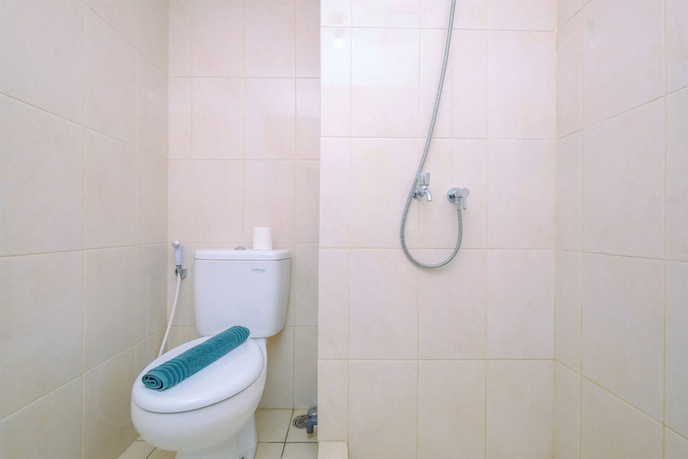 Bathroom 5, Best Choice and Warm Studio at Springlake Summarecon Bekasi Apartment By Travelio, Bekasi