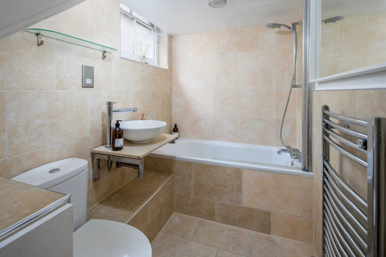 Bathroom 4, Chic & modern 2-bed flat w/ patio in Pimlico, Central London, London