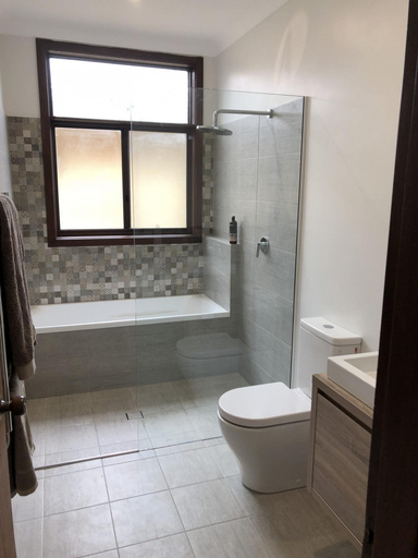Bathroom, LAKES EDGE LAKE CONJOLA, Shoalhaven - Pt B
