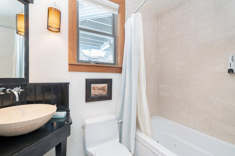 Bathroom 4, W. Pacific Ave - Plunge E, San Miguel