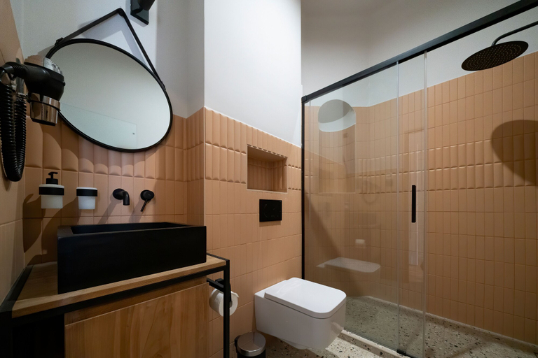 Bathroom 4, Nest, Győr