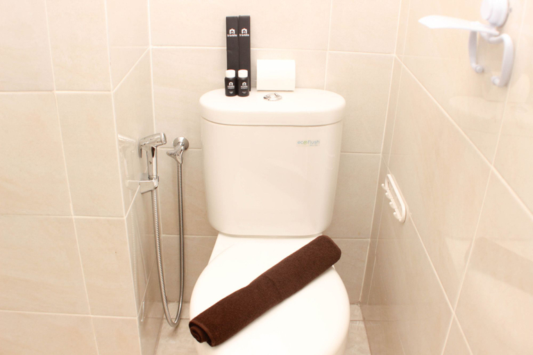 Bathroom 5, Nice and Elegant Studio Apartment at Mustika Golf Residence By Travelio, Cikarang