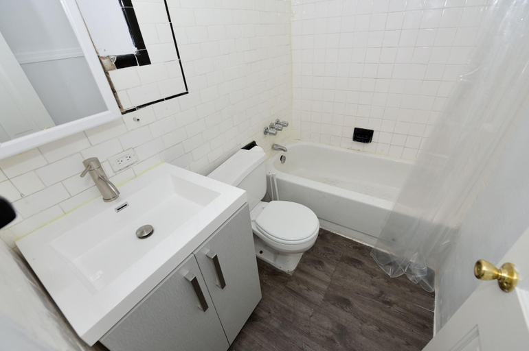 Bathroom 3, Classy 3 BR Apartment in NYC ST, New York