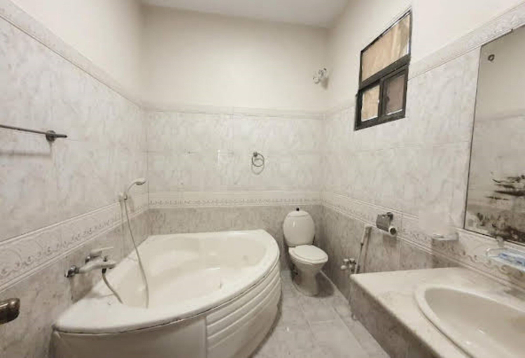 Bathroom 5, Imperial Inn Guest House, Karachi