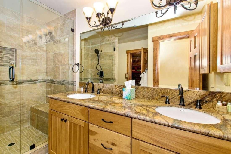 Bathroom 4, Pigeon Wr24 Whispering Pines Lodge, San Bernardino