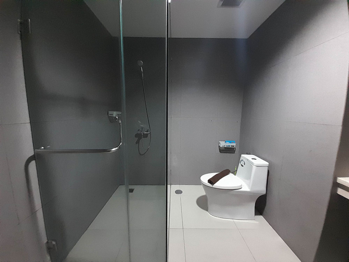 Bathroom 5, Elegant and Spacious 1BR at Patraland Amarta Apartment By Travelio, Sleman