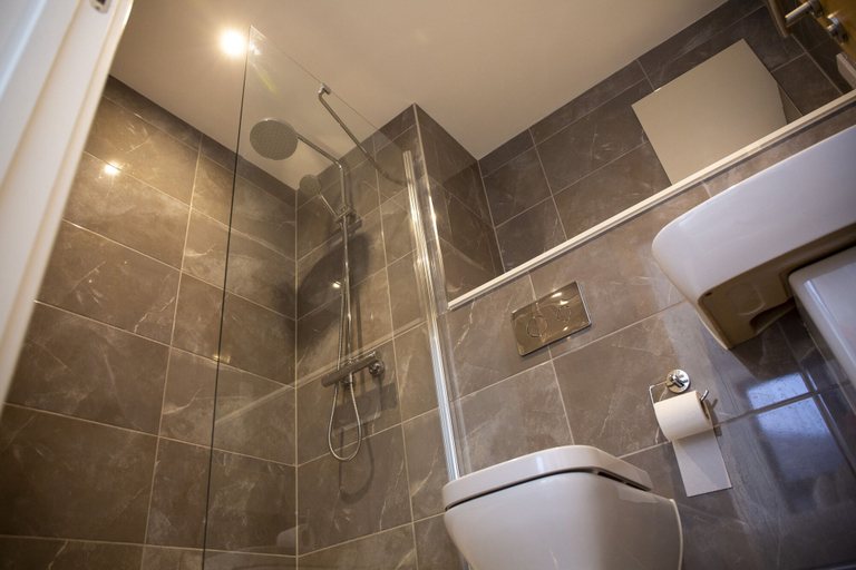 Bathroom 3, 2-Bedroom Apartment in Birmingham, Birmingham