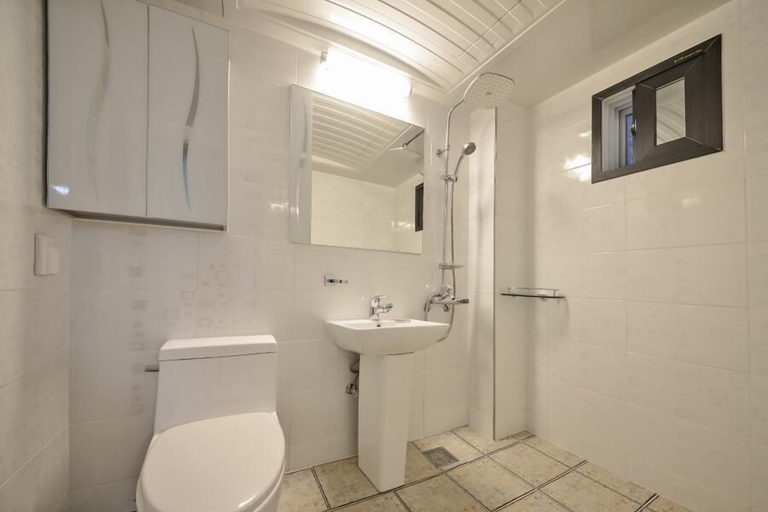 Bathroom 4, Geoje Noelbada Pension, Geoje