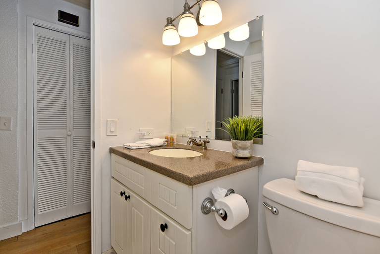 Bathroom 5, Ocean Front & Budget Friendly: Maalaea Banyans 204 - The Perfect Couples Getaway, Maui