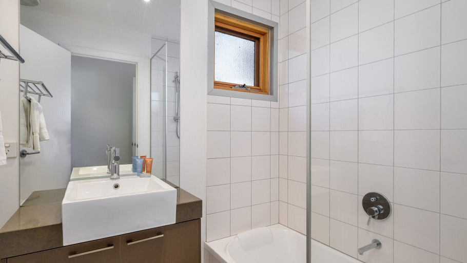 Bathroom 3, Dandongale, Alpine - East