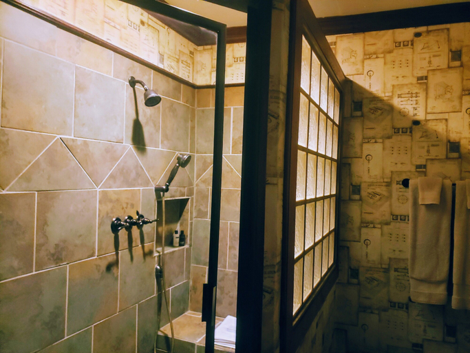 Bathroom 4, The Gallery House Boutique Hotel, Erath
