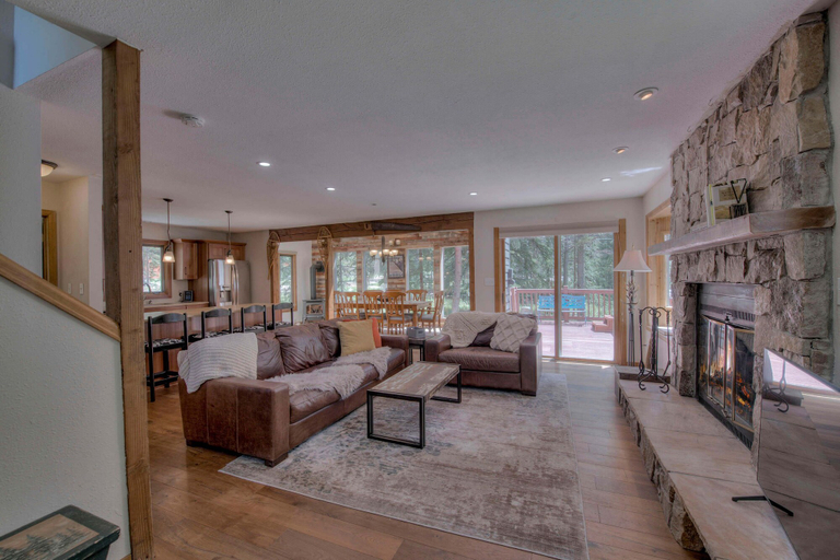 Public Area, Blue River Retreat, Summit