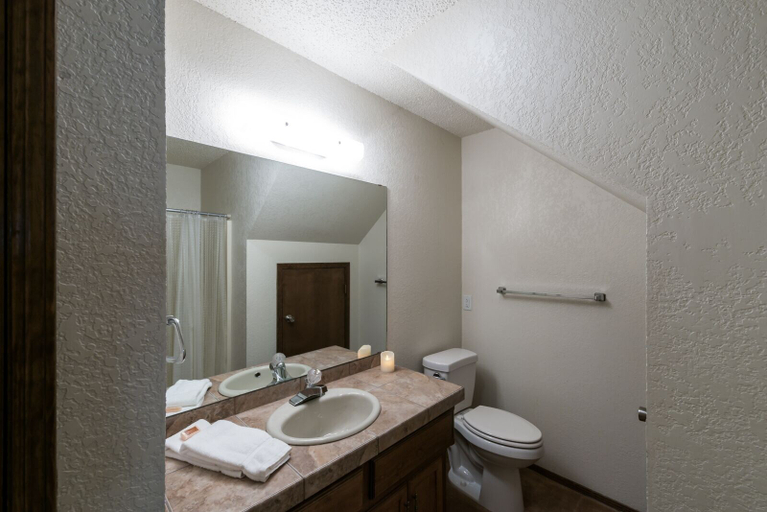 Bathroom 5, Double Shot Cabin, Lincoln