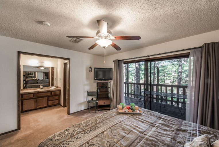 Bedroom 4, Double Shot Cabin, Lincoln