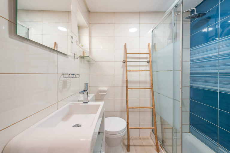 Bathroom 3, GuestReady - Bright and cozy studio in Lisbon, Lisbon