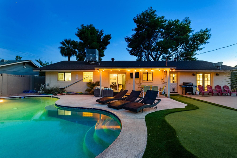 Sport & Beauty 1, New Spacious Updated 5 min to OLD Town Heated Pool, Maricopa