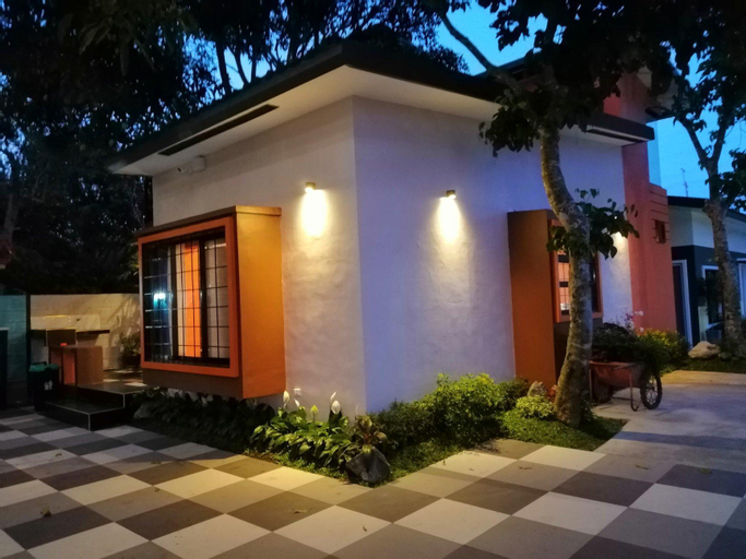 Jonas' House(Strictly upto 14pax, No Pets allowed), Tagaytay City