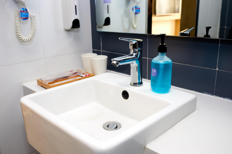 Bathroom 2, Hanting Hotel(Train Station XinHuaLian Plaza）, Yinchuan