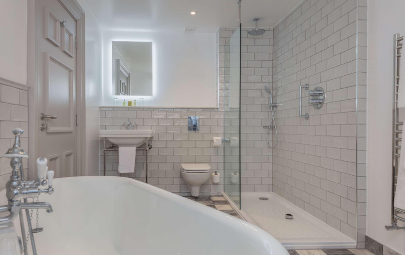 Bathroom 5, Doubletree By Hilton Harrogate Majetic Hotel & Spa, North Yorkshire