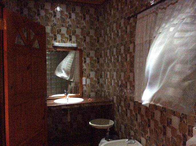 Bathroom 2, Benjamine's Holidays
