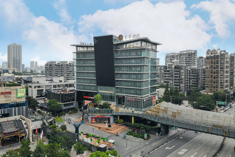 Exterior & Views 16
