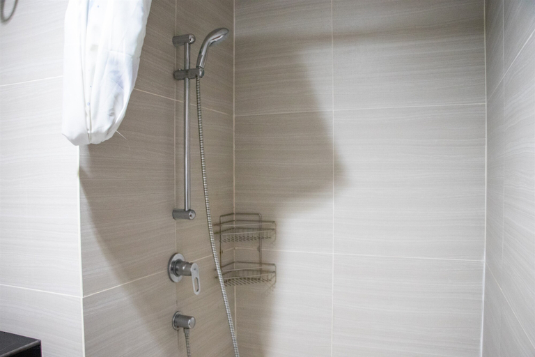Bathroom 5, Scenic and Comfortable Studio at West Vista Apartment By Travelio, Jakarta Barat