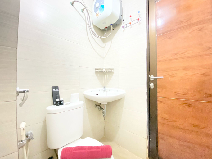 Bathroom 5, Comfy 1BR at Gateway Pasteur Apartment By Travelio, Bandung