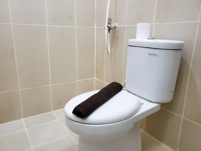 Bathroom 5, Elegant and Comfy 1BR Apartment at Northland Ancol Residence By Travelio, Jakarta Utara