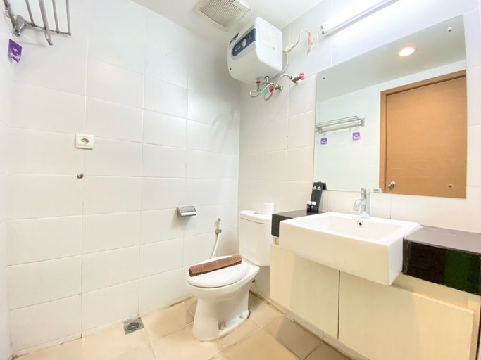 Bathroom 2, Cozy Studio Room at Beverly Dago Apartment By Travelio, Bandung
