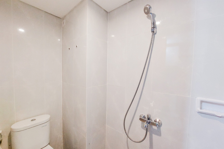 Bathroom 5, Fancy and Nice Studio Apartment at Serpong Garden By Travelio, Tangerang
