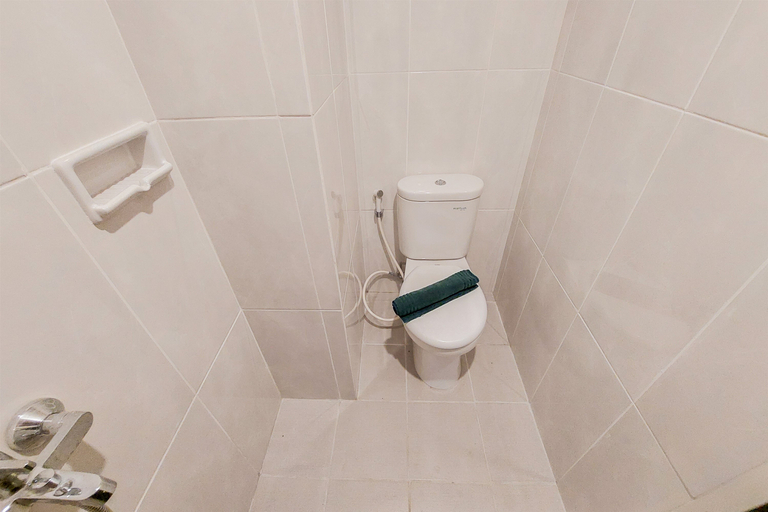 Bathroom 2, Comfy and Minimalist Studio at Serpong Garden Apartment By Travelio, Tangerang