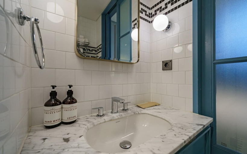 Bathroom 25