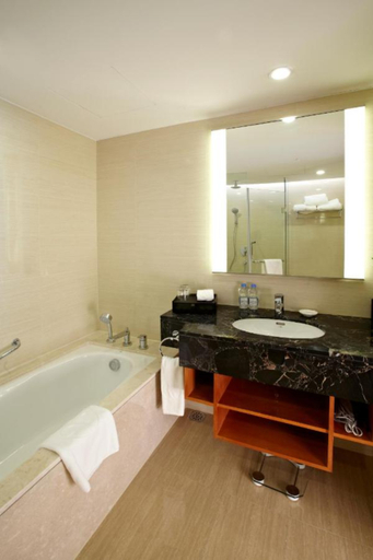 Bathroom 3, Ramada Plaza by Wyndham Shanghai Pudong Airport, Shanghai