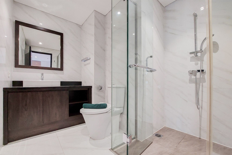 Bathroom 5, Stunning and Comfy 1BR at Branz BSD Apartment By Travelio, Tangerang Selatan