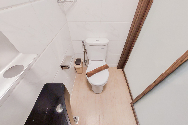 Bathroom 5, Scenic and Restful Studio Sky House BSD Apartment By Travelio, South Tangerang