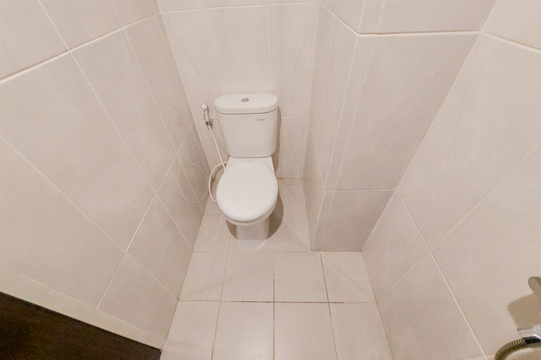 Bathroom 5, Best Deal and Comfy Studio Apartment at Serpong Garden By Travelio, Tangerang