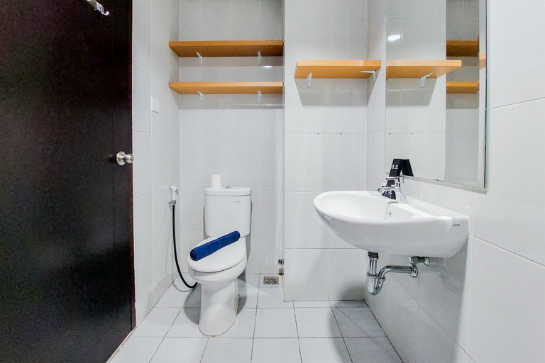 Bathroom 5, Comfy and Nice Studio Casa De Parco Apartment By Travelio, Tangerang