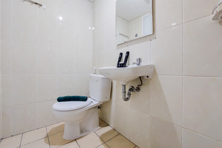 Bathroom 5, Nice Studio Apartment at M-Town Residence By Travelio, Tangerang