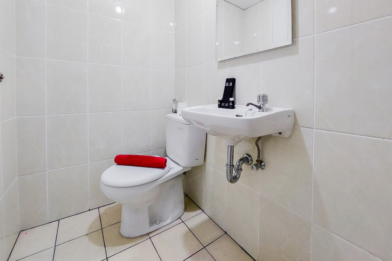 Bathroom 5, Comfortable Studio Apartment at M-Town Residence By Travelio, Tangerang